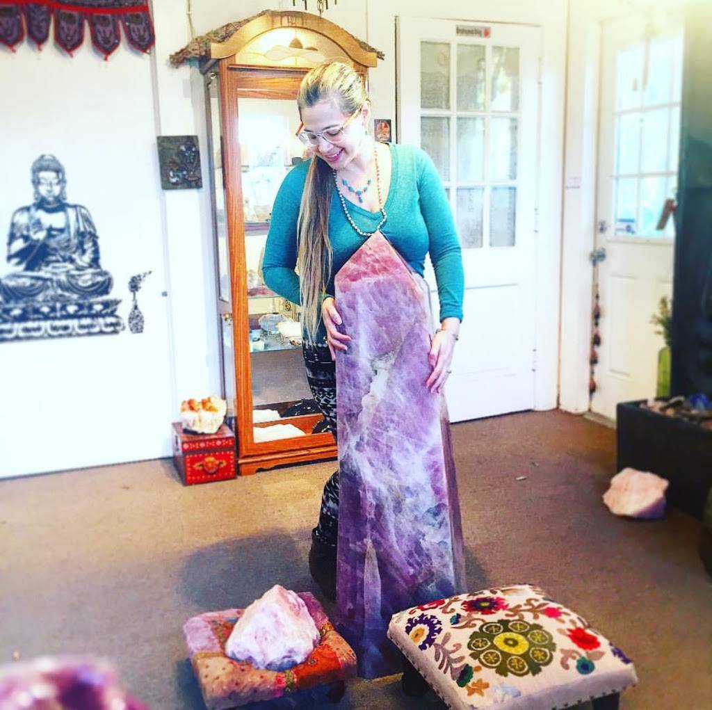 The Crystal Closet LLC | cafe | 20651 US-441 Field Row 5, Across from the Art Village, Mt Dora, FL 32757, USA | 3525594440 OR +1 352-559-4440