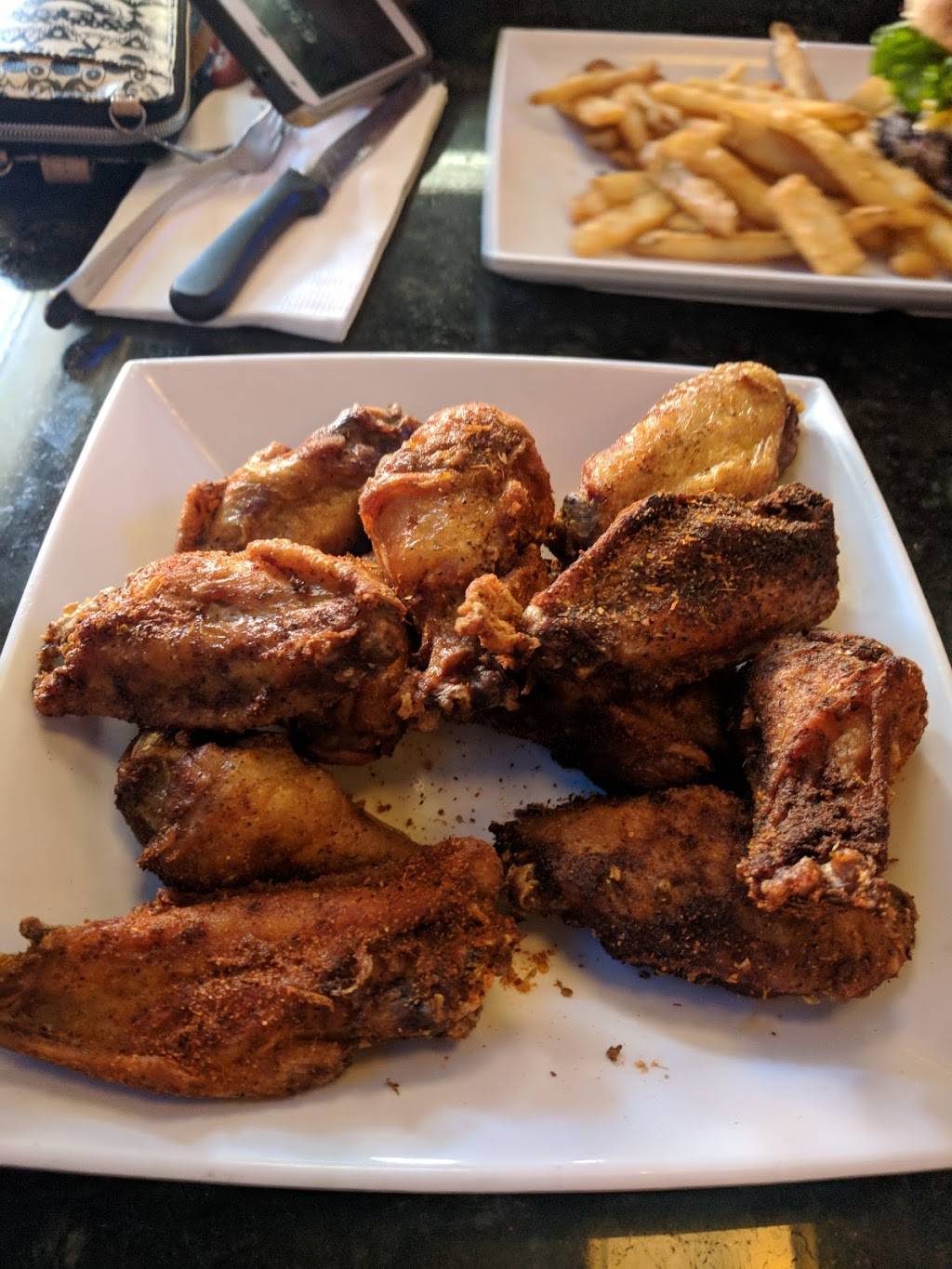 Ziggys Pub & Restaurant | restaurant | 193 Park Ave, Amherst, OH 44001, USA | 4409853663 OR +1 440-985-3663