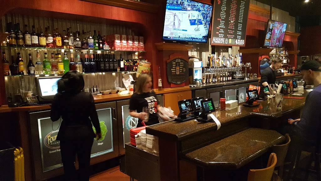 Red Robin Gourmet Burgers and Brews | restaurant | 401 NE Northgate Way, Seattle, WA 98125, USA | 2063650933 OR +1 206-365-0933