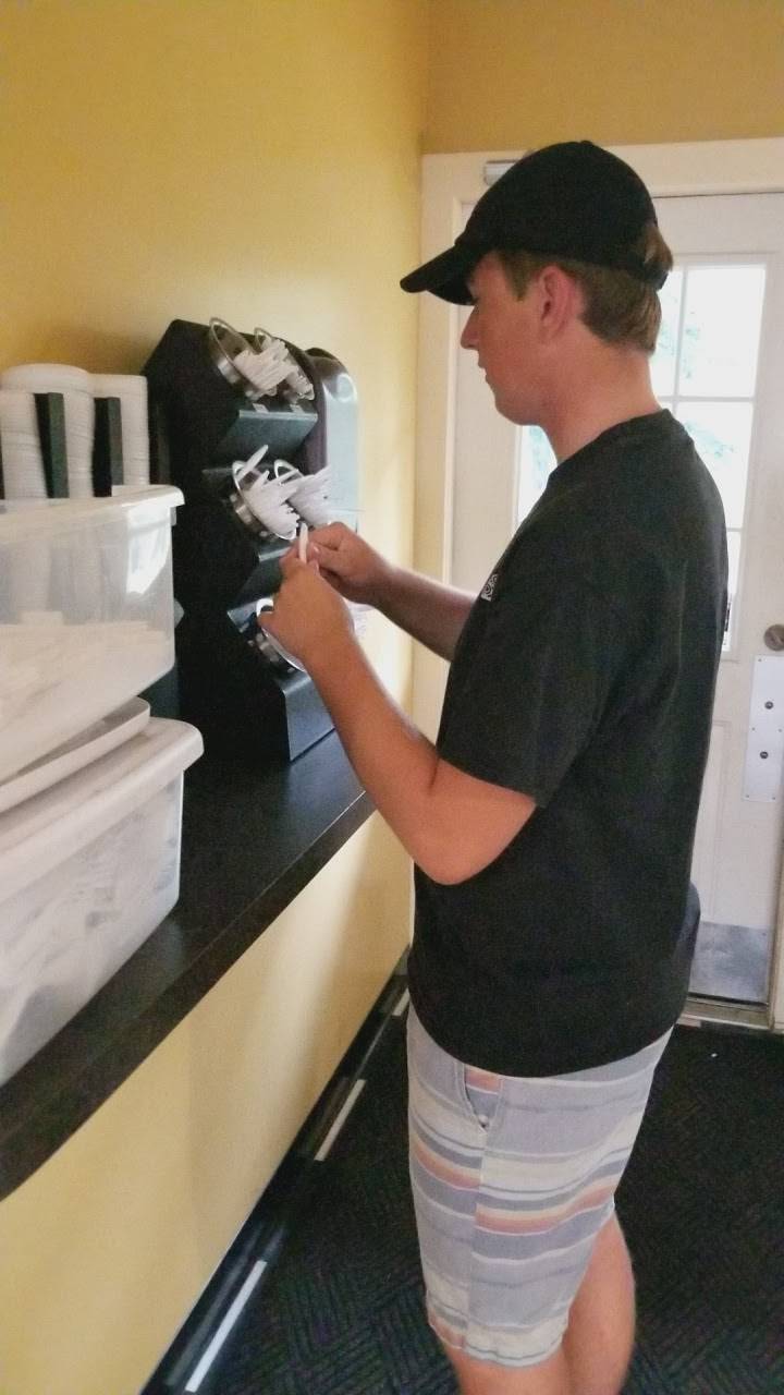 Dam Dogs | restaurant | 25 N Squires Street Square NE, Rockford, MI 49341, USA | 6168639565 OR +1 616-863-9565