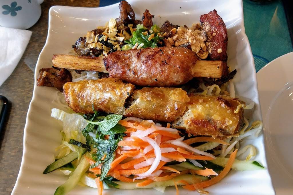 Pho Xua | restaurant | 1768 St Clair Ave W, Toronto, ON M6N 1J3, Canada | 4165199979 OR +1 416-519-9979