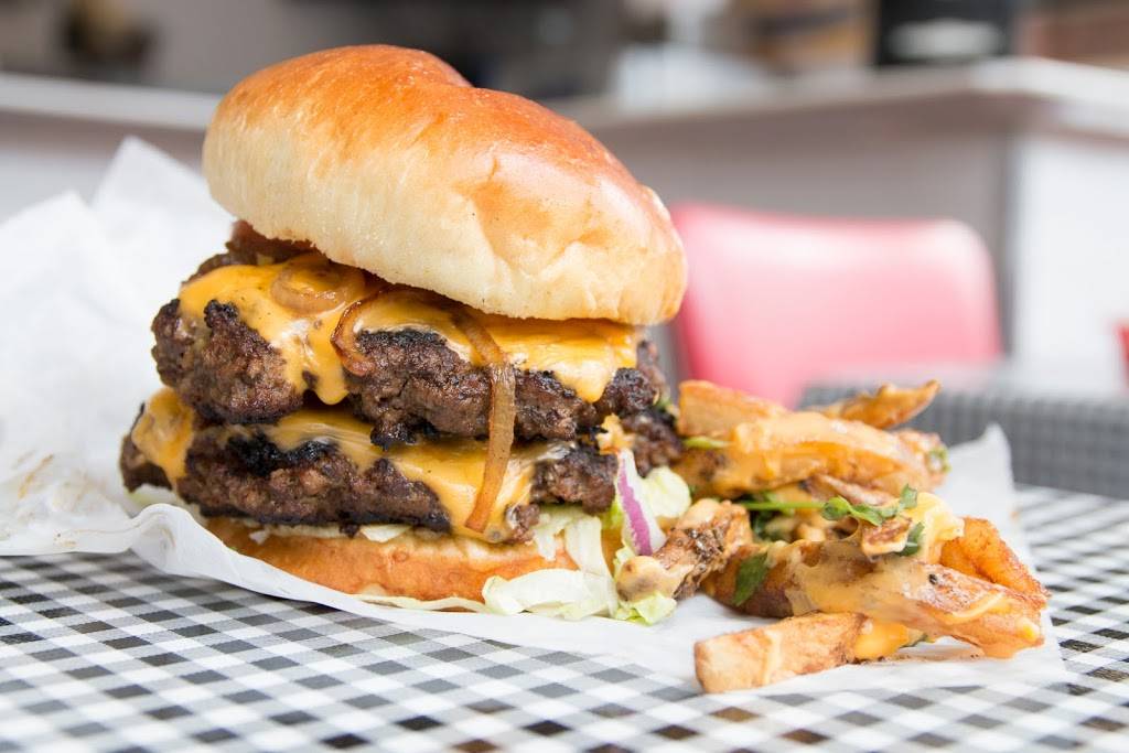 Mikkeys Retro Grill | restaurant | 5319 S Hyde Park Blvd, Chicago, IL 60615, USA | 7736758525 OR +1 773-675-8525