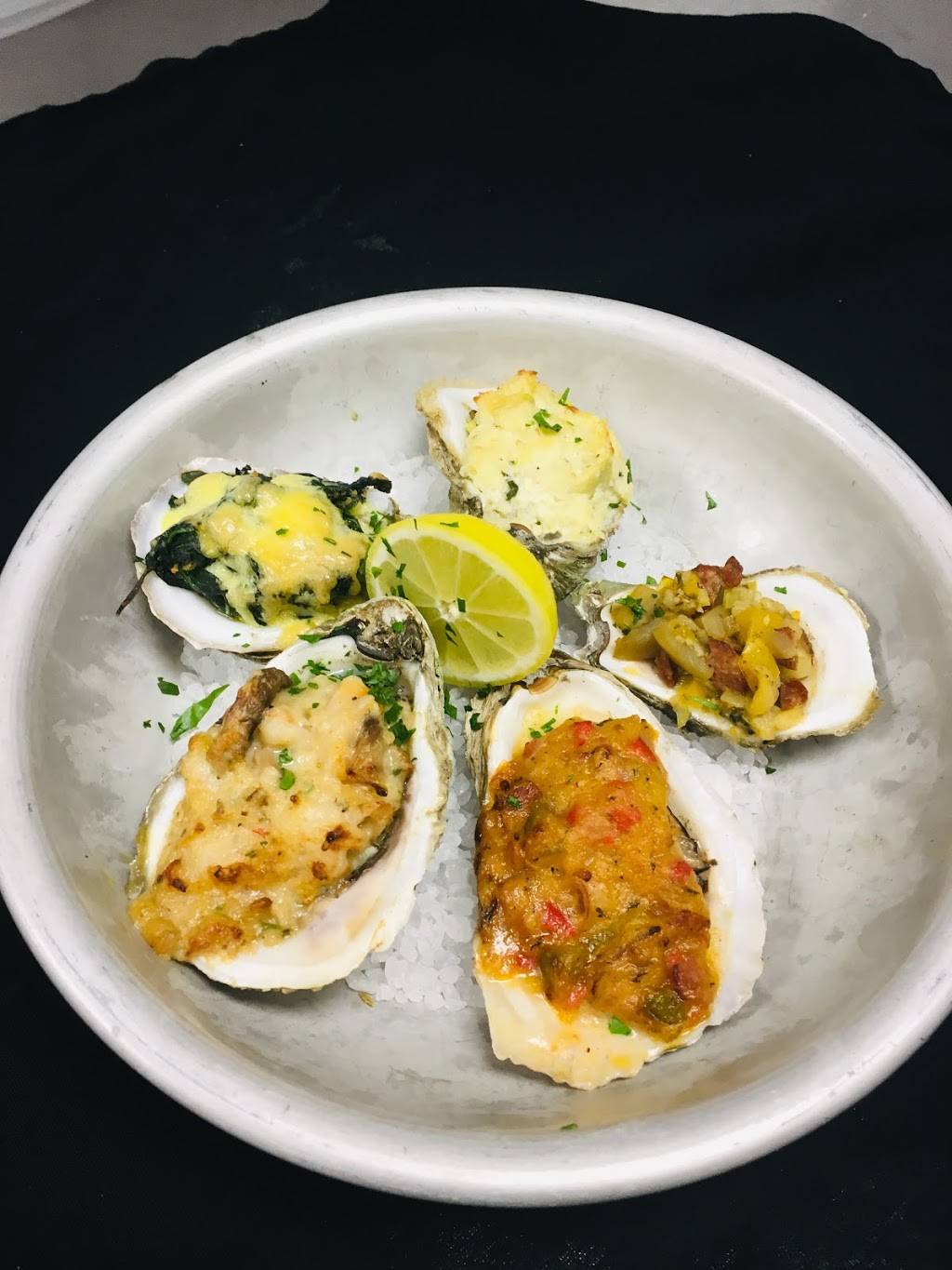 Moore Street Oyster Bar | restaurant | 110 E Moore St, Southport, NC 28461, USA | 9103635115 OR +1 910-363-5115