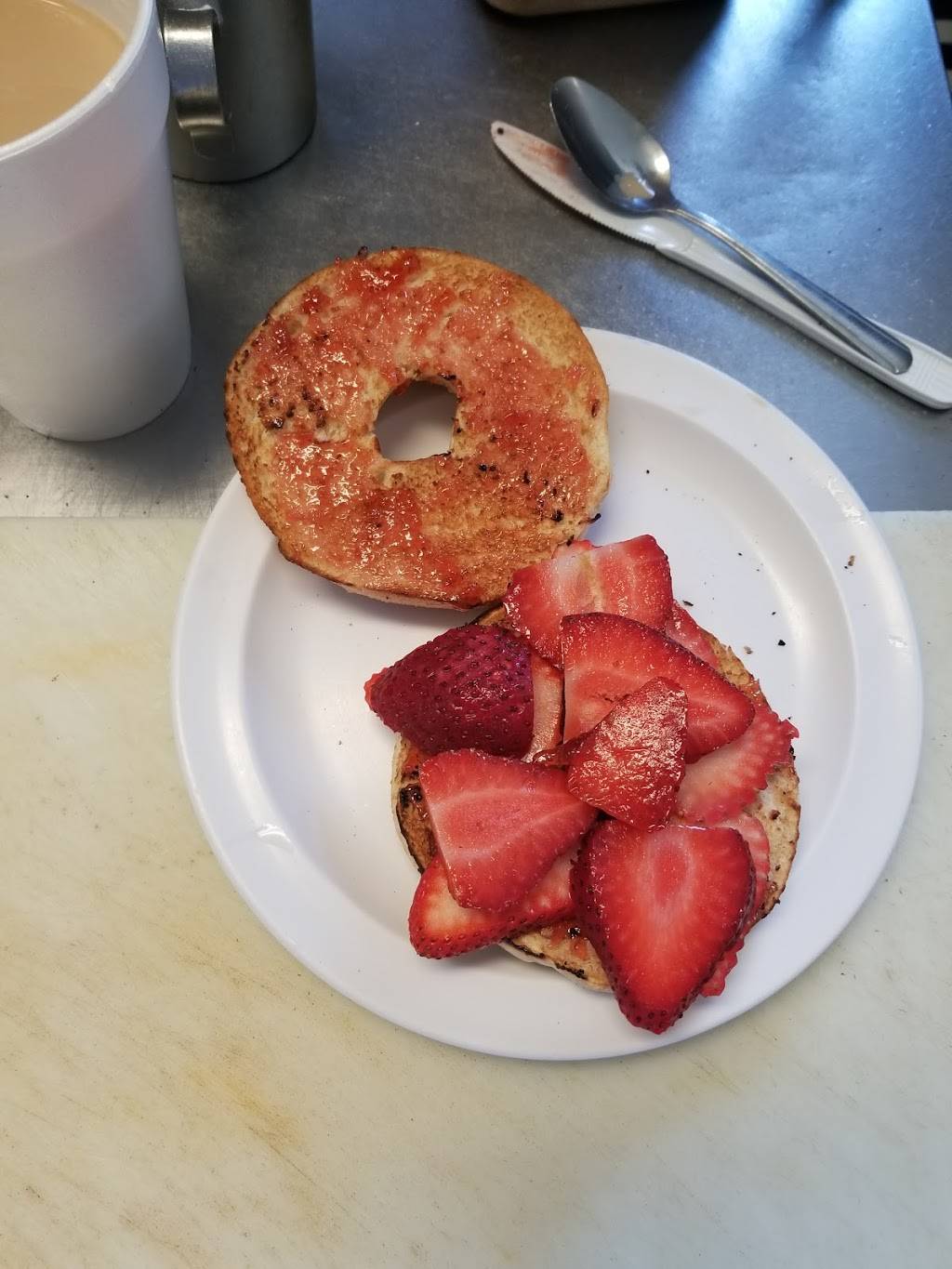 Headlines Diner & Press Club | restaurant | 10922 Kinross Ave, Los Angeles, CA 90024, USA | 3102082424 OR +1 310-208-2424