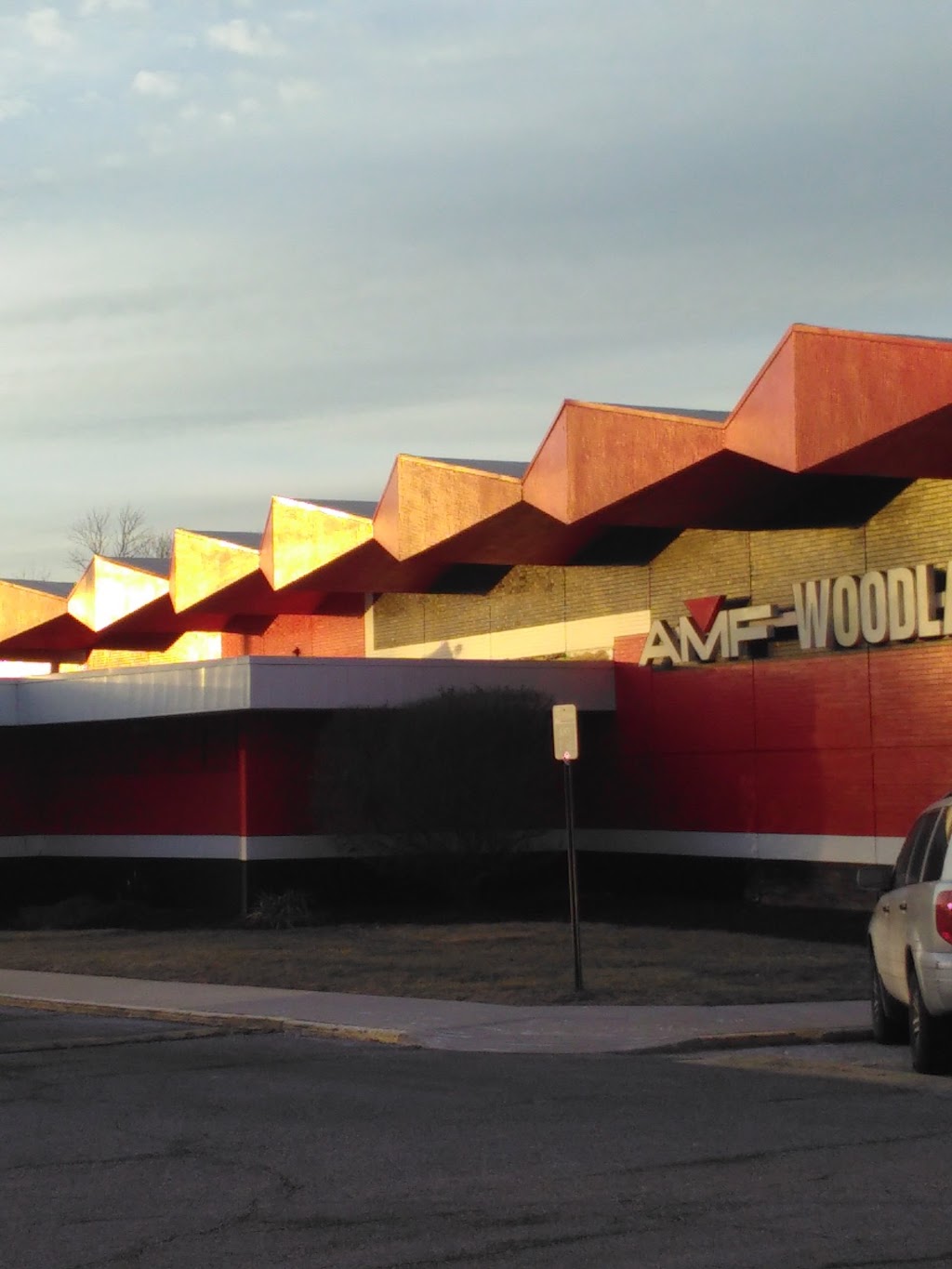 AMF Woodlawn Lanes | restaurant | 6410 Security Blvd, Baltimore, MD 21207, USA | 4109446000 OR +1 410-944-6000
