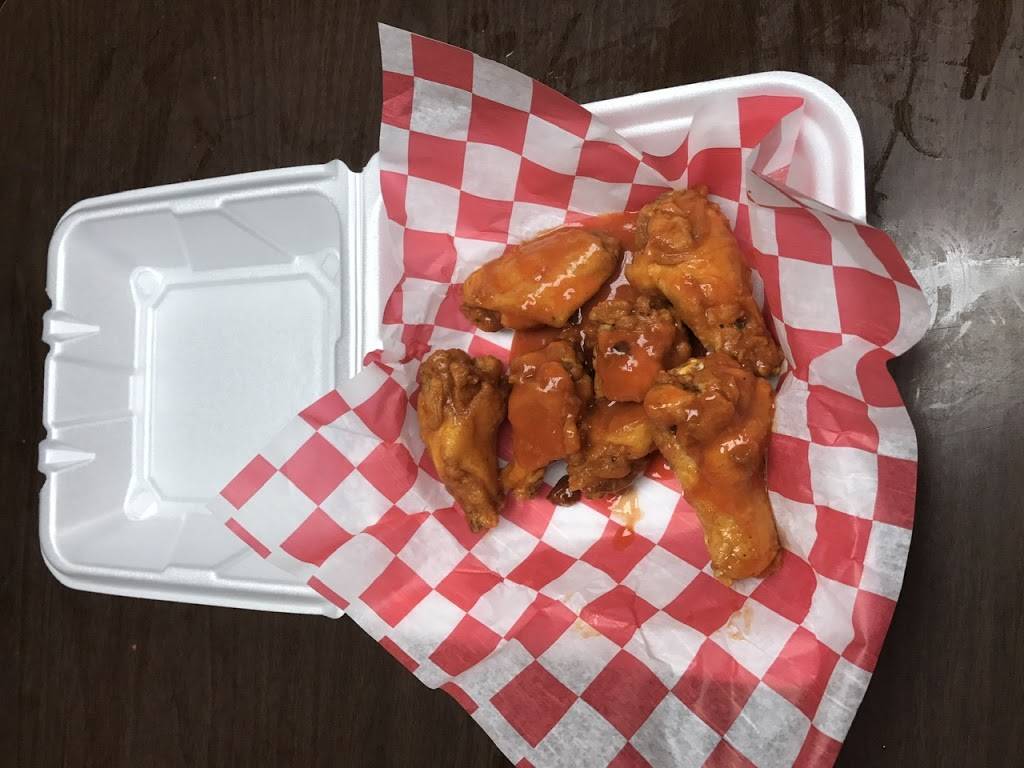 Maddies Place Bar & Grill | restaurant | 100 N Main St, Leland, IL 60531, USA | 8154952281 OR +1 815-495-2281