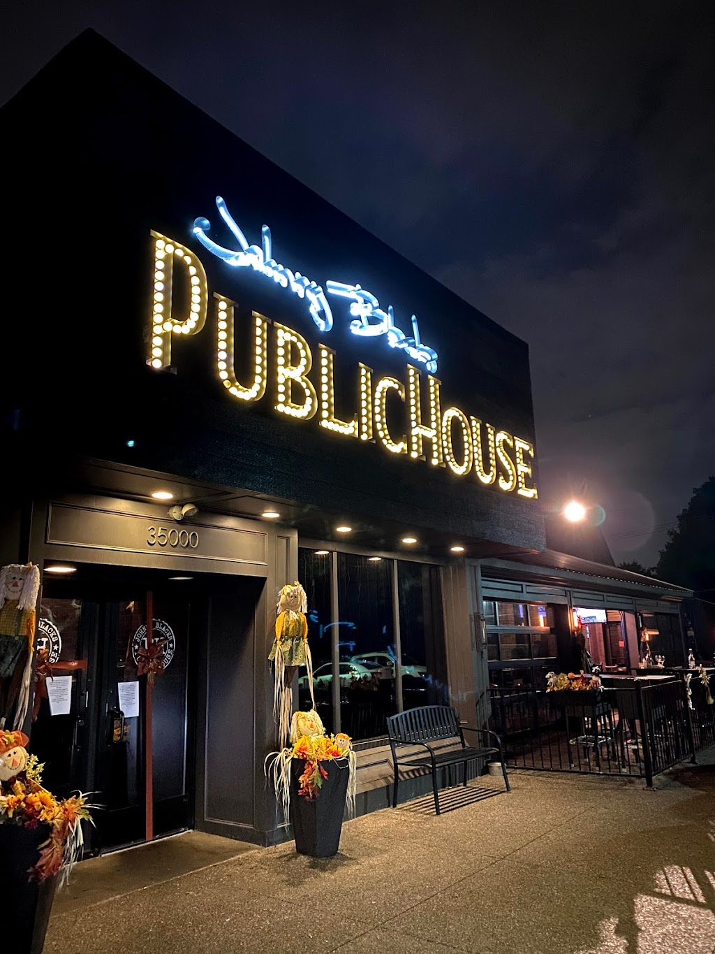 Johnny Blacks Public House | restaurant | 35000 Moravian Dr, Sterling Heights, MI 48312, USA | 5865539513 OR +1 586-553-9513