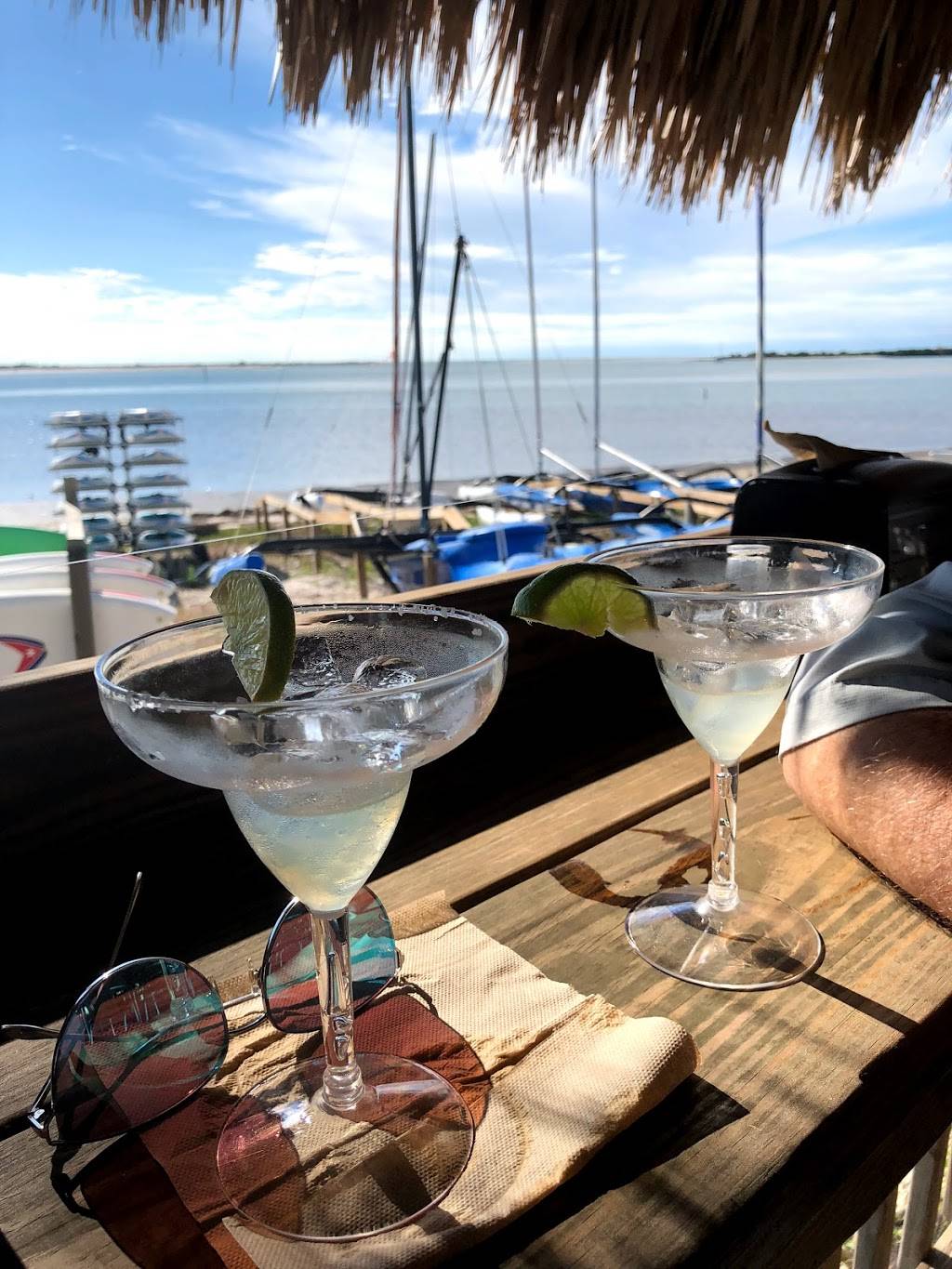 High & Dry Grill | restaurant | 61 Causeway Blvd, Dunedin, FL 34698, USA | 7275104445 OR +1 727-510-4445