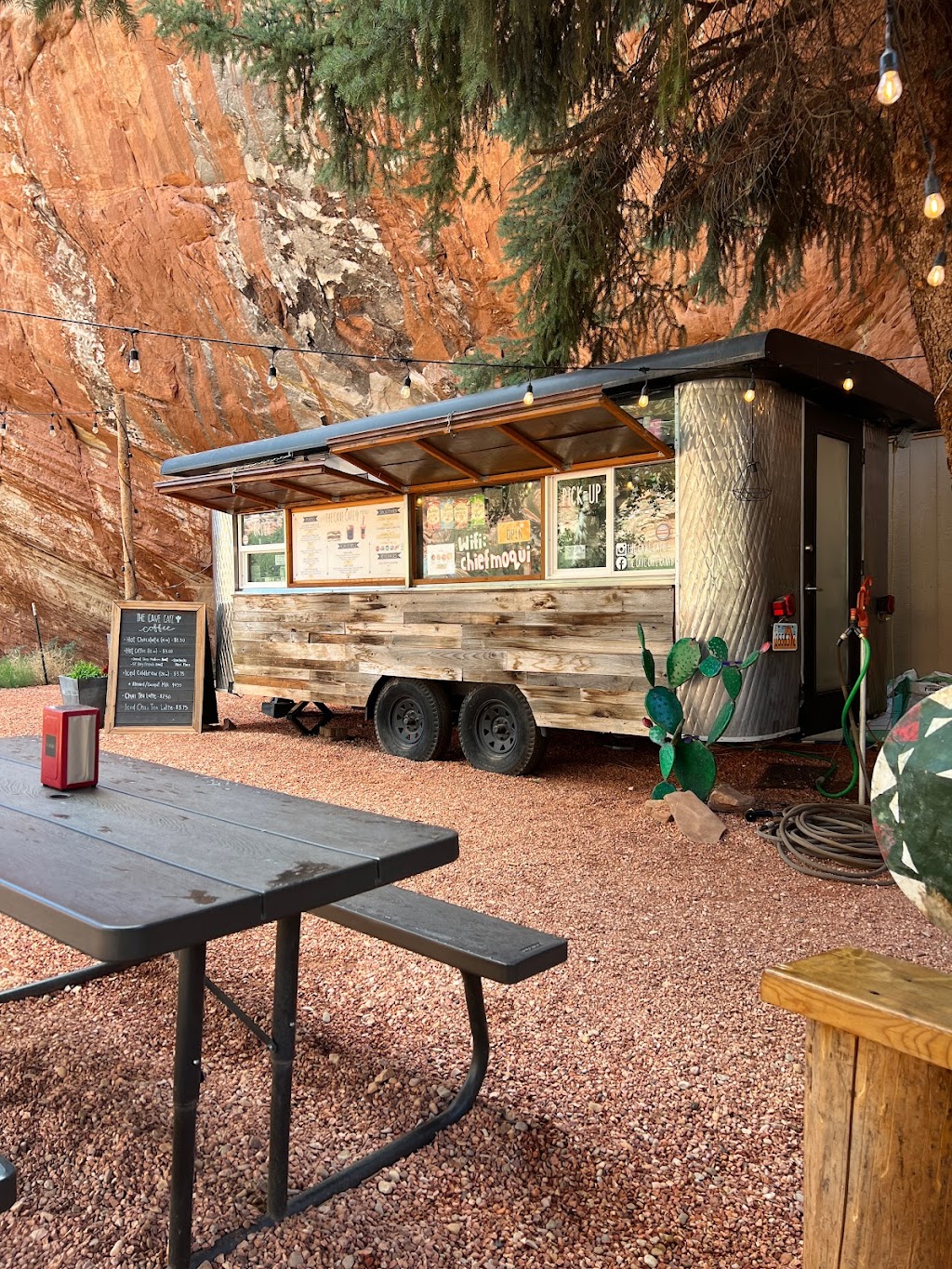 The Cave Cafe | restaurant | 4581 US-89, Kanab, UT 84741, USA | 4358190556 OR +1 435-819-0556