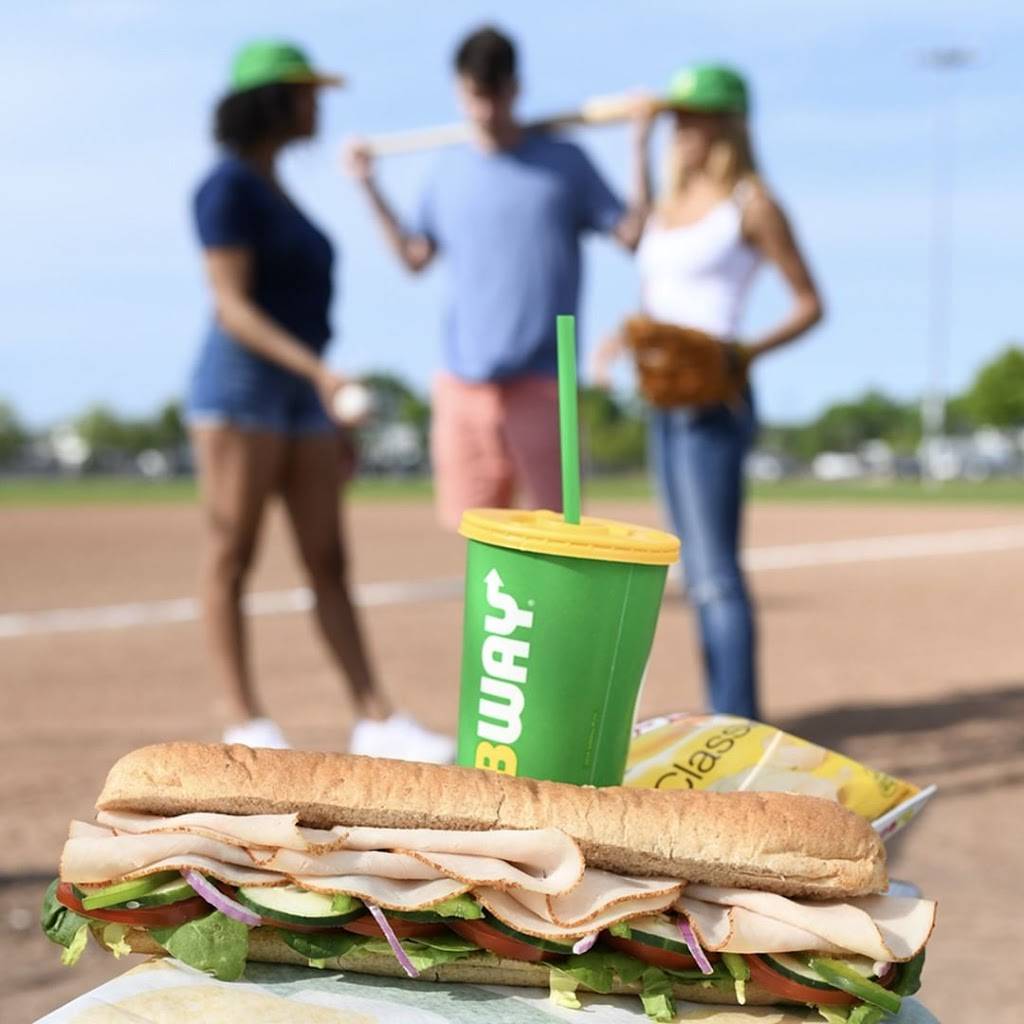 Subway | meal delivery | 12020 SW 8th St, Miami, FL 33184, USA | 3052072648 OR +1 305-207-2648