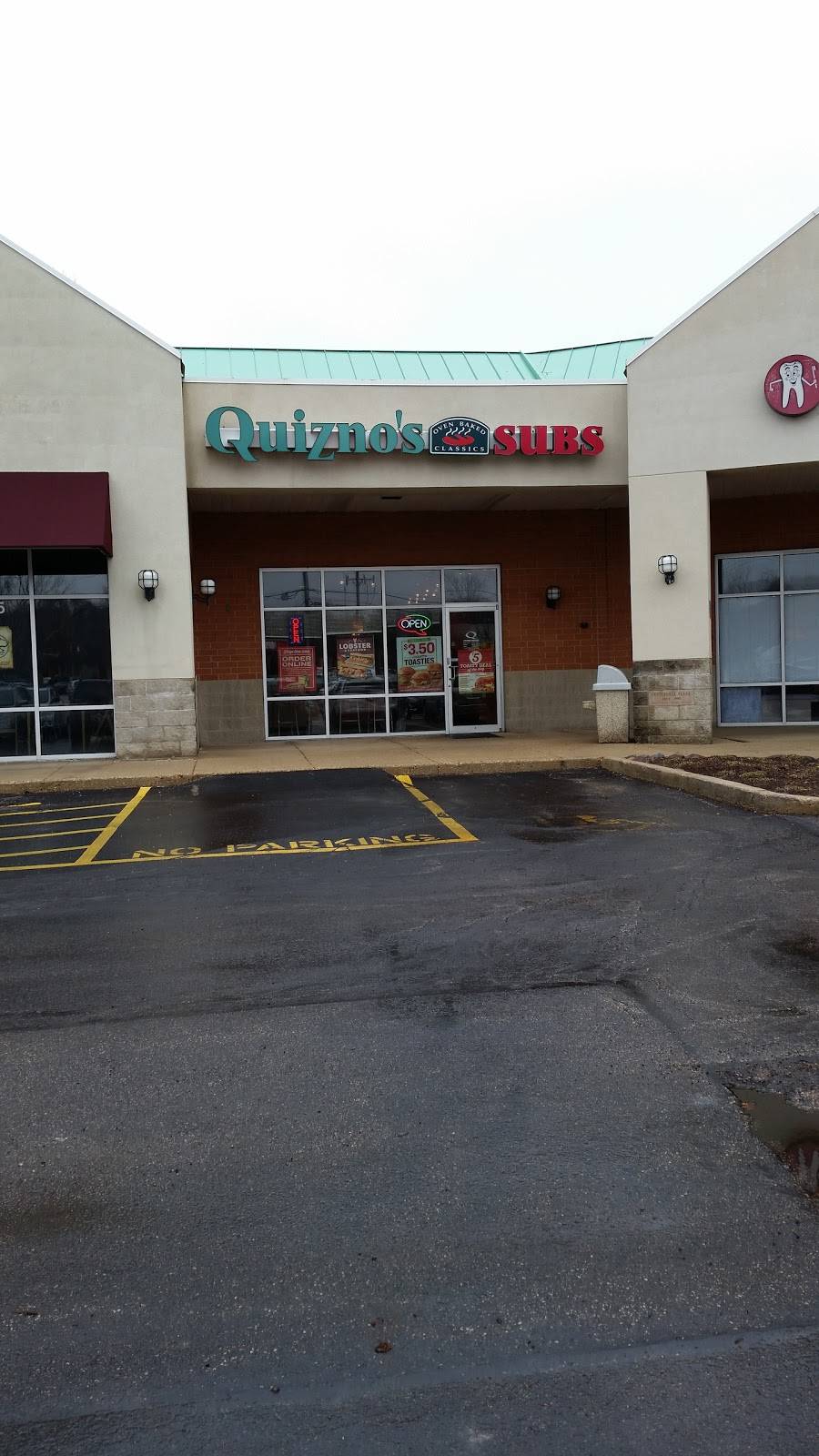 Quiznos | restaurant | 667 S Eastwood Dr, Woodstock, IL 60098, USA | 8152060843 OR +1 815-206-0843
