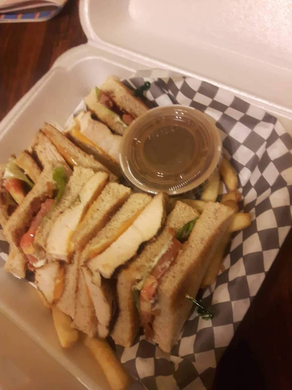 Hideout Bar & Grill | restaurant | 989 Front Rd, Windsor, ON N9J 2A5, Canada | 5197348844 OR +1 519-734-8844