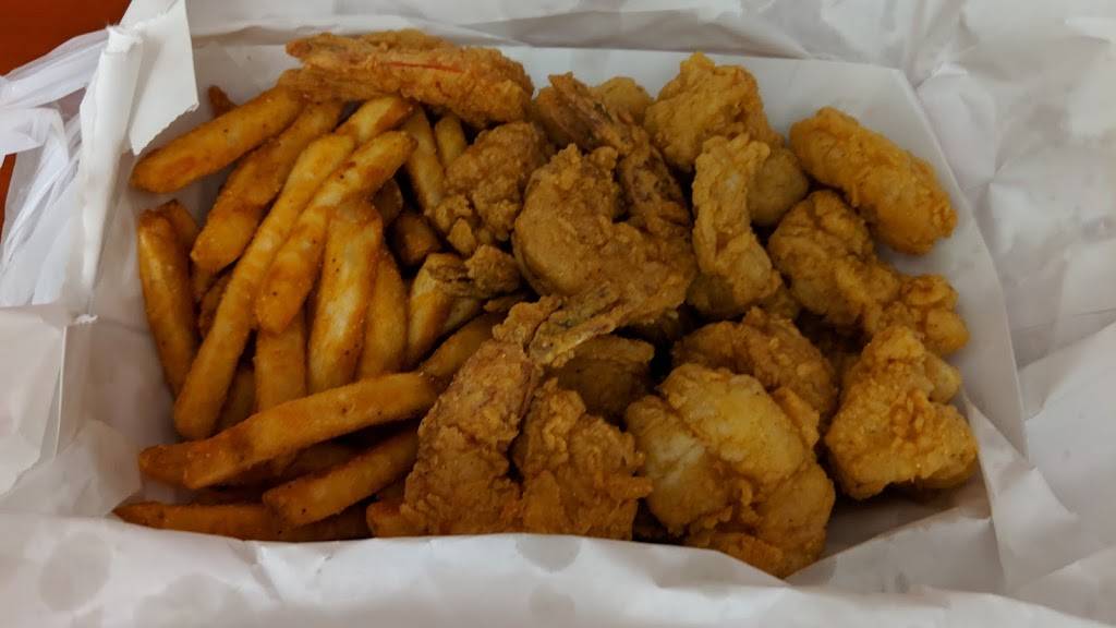 Cocos Famous Fried Lobster | restaurant | 426 S Clark St, Chicago, IL 60605, USA | 3127862070 OR +1 312-786-2070