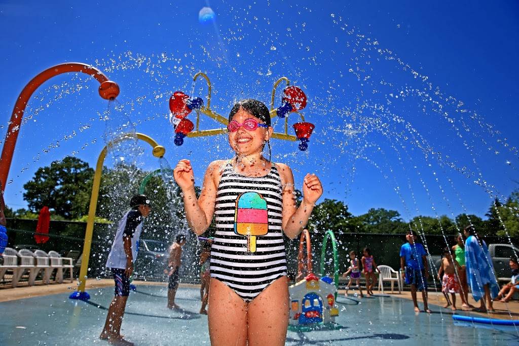 Lillian L. Lutz Recreation Center | restaurant | 1195 Half Day Rd, Highland Park, IL 60035, USA | 8474326355 OR +1 847-432-6355