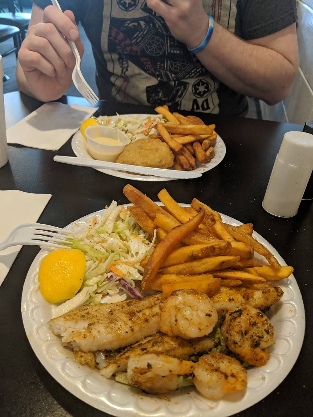 Mrs Fish Seafood Grill | restaurant | 919 Broadway St, Myrtle Beach, SC 29577, USA | 8439466869 OR +1 843-946-6869