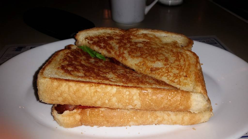 Restaurant Bar Royal | restaurant | 490 14e Ave, La Guadeloupe, QC G0M 1G0, Canada | 4184593436 OR +1 418-459-3436