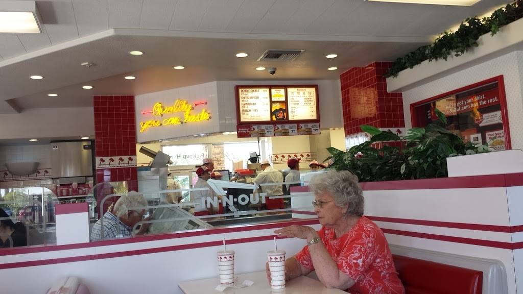 In-N-Out Burger | restaurant | 382 N Clovis Ave, Clovis, CA 93612, USA | 8007861000 OR +1 800-786-1000