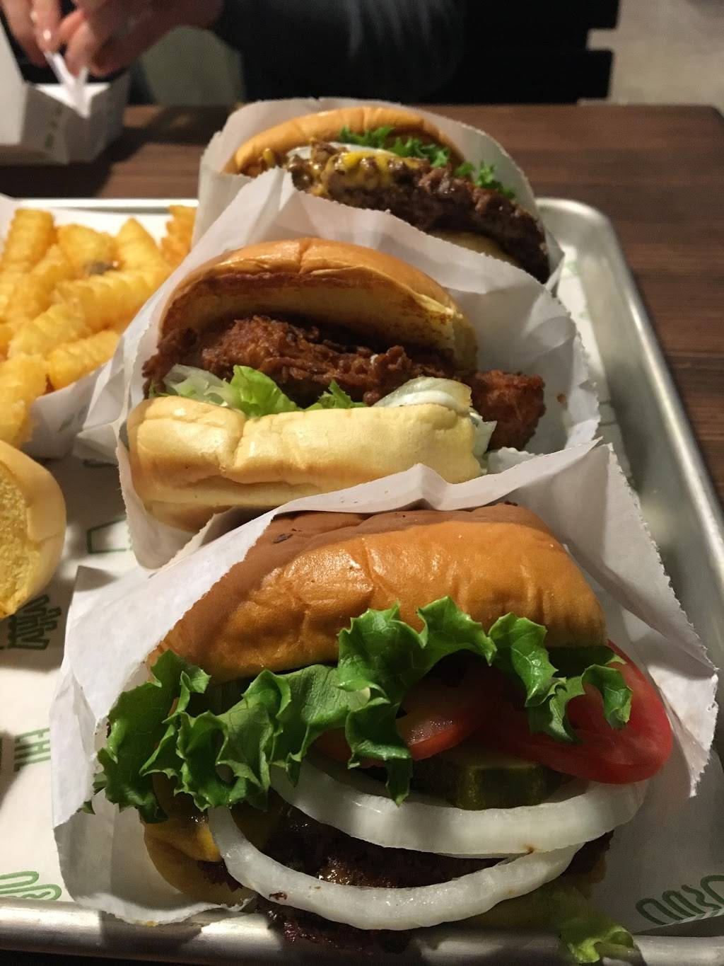 Shake Shack | restaurant | 850 W Big Beaver Rd, Troy, MI 48084, USA | 2488171529 OR +1 248-817-1529