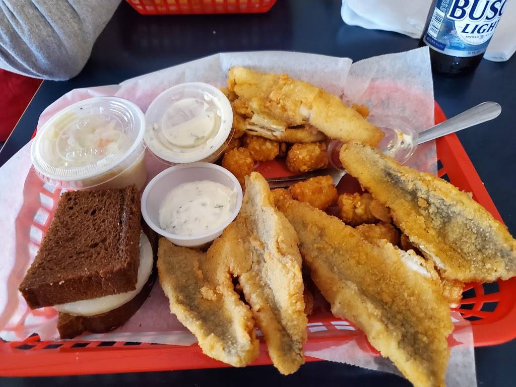 Gilligans Bar & Grill | restaurant | 1985 Velp Ave, Green Bay, WI 54303, USA | 9208573421 OR +1 920-857-3421