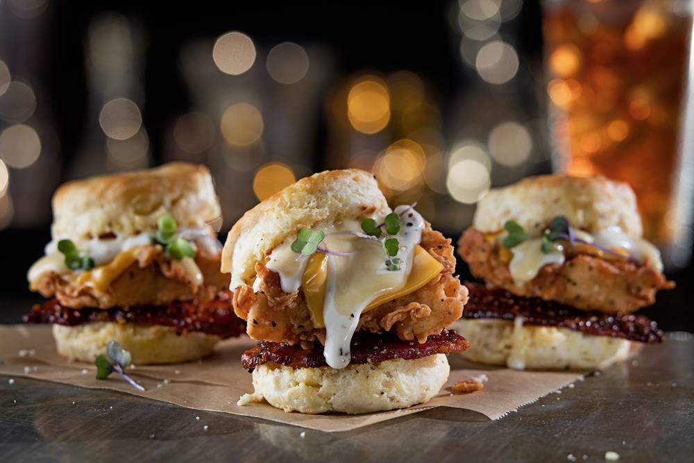 Twin Peaks | restaurant | 17W744 22nd St, Oakbrook Terrace, IL 60181, USA | 3313077940 OR +1 331-307-7940