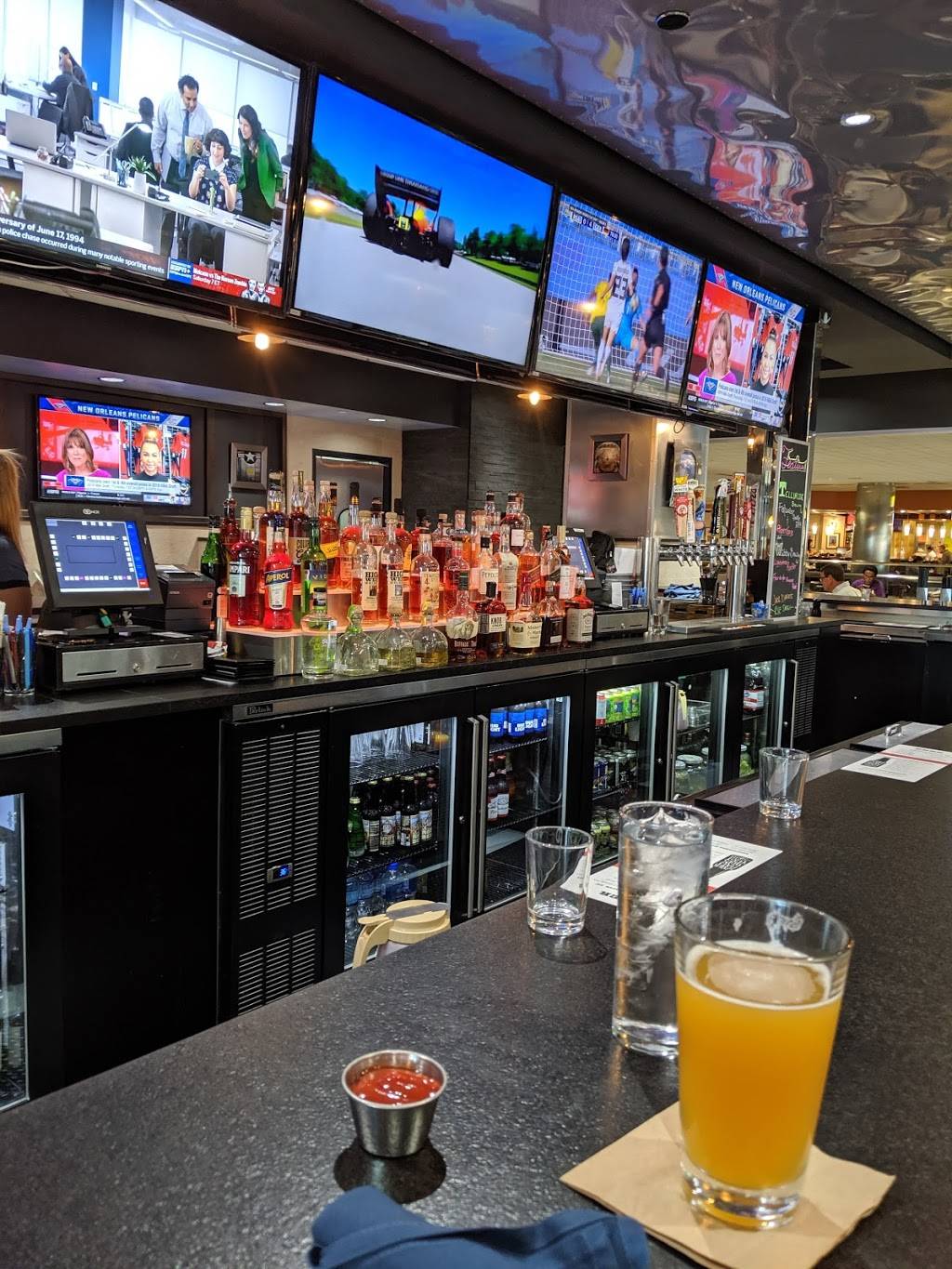 Aviators Sports Bar & Bar-B-Que | restaurant | 8500 Peña Blvd, Denver, CO 80249, USA | 3033426865 OR +1 303-342-6865