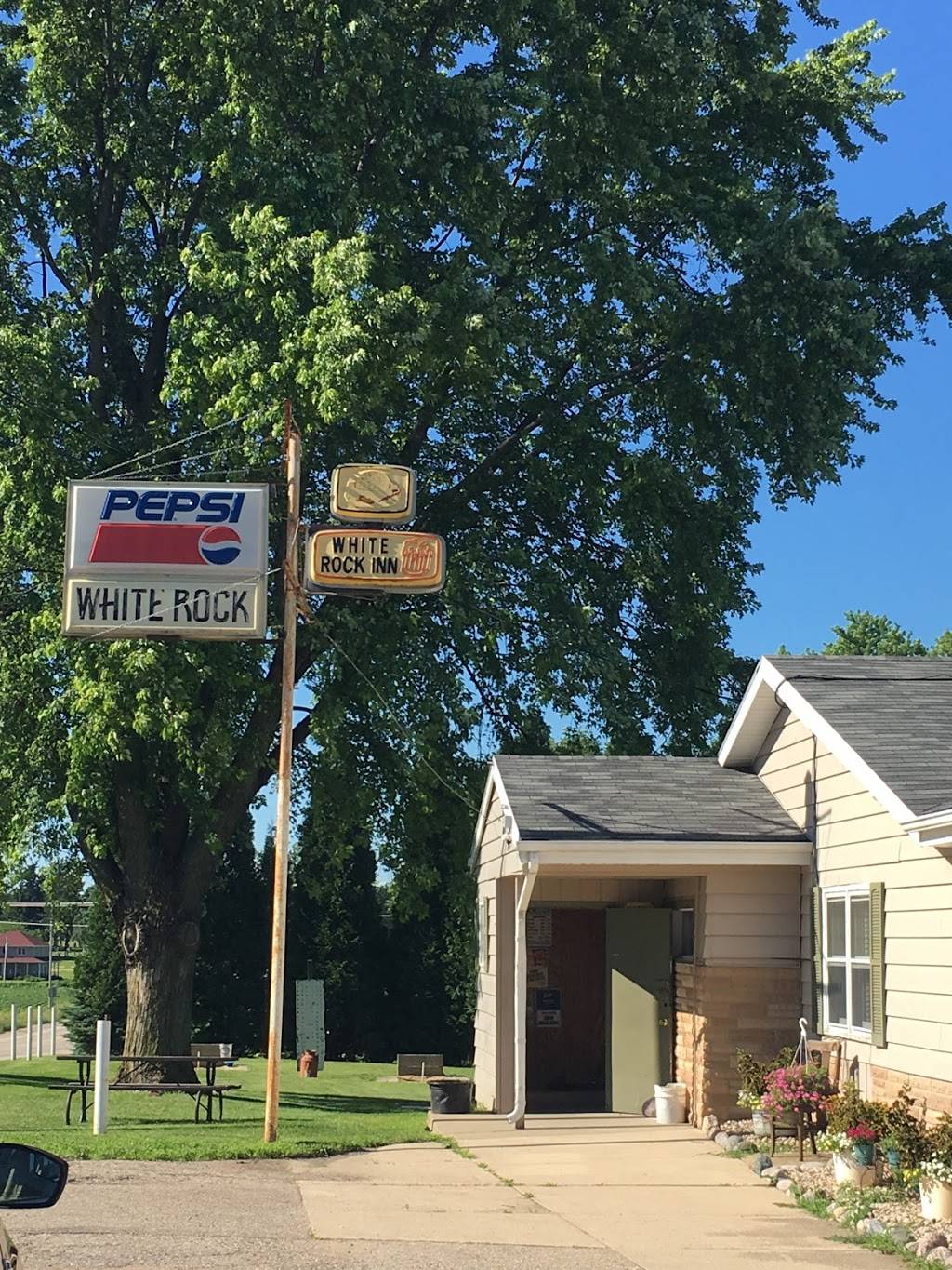 White Rock Bar | restaurant | 596 US-14, Brooklyn, WI 53521, USA | 6084551048 OR +1 608-455-1048