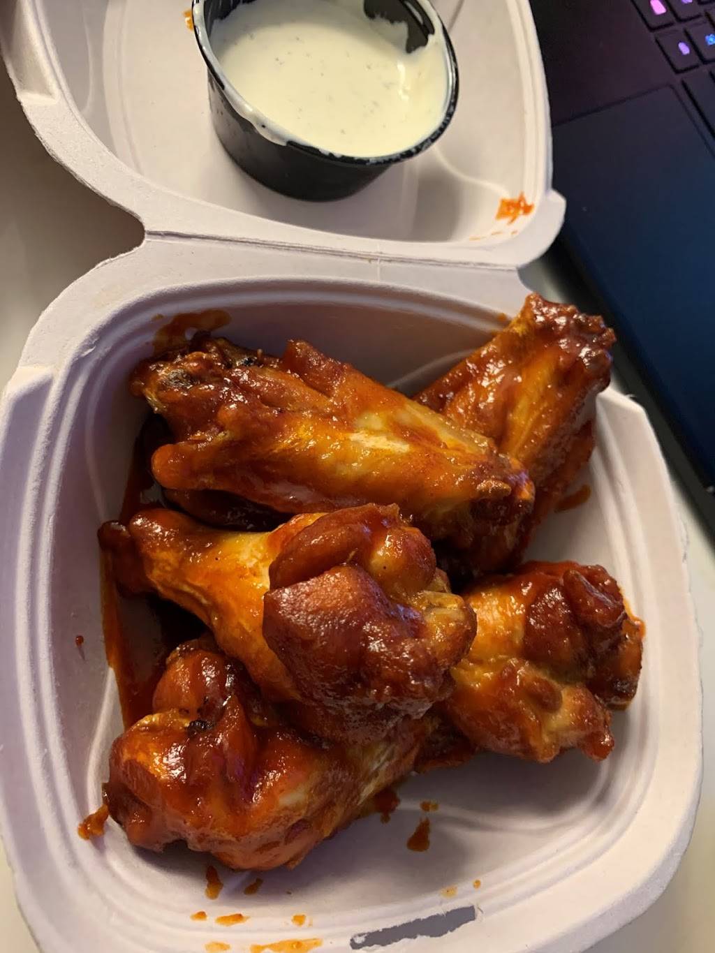 Detroit Wing Company | restaurant | 2928 W Maple Rd, Troy, MI 48084, USA | 2489405229 OR +1 248-940-5229