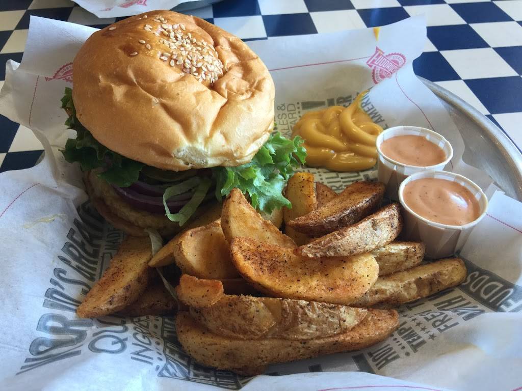 Fuddruckers | restaurant | 10825 E 71st St, Tulsa, OK 74133, USA | 9182943833 OR +1 918-294-3833