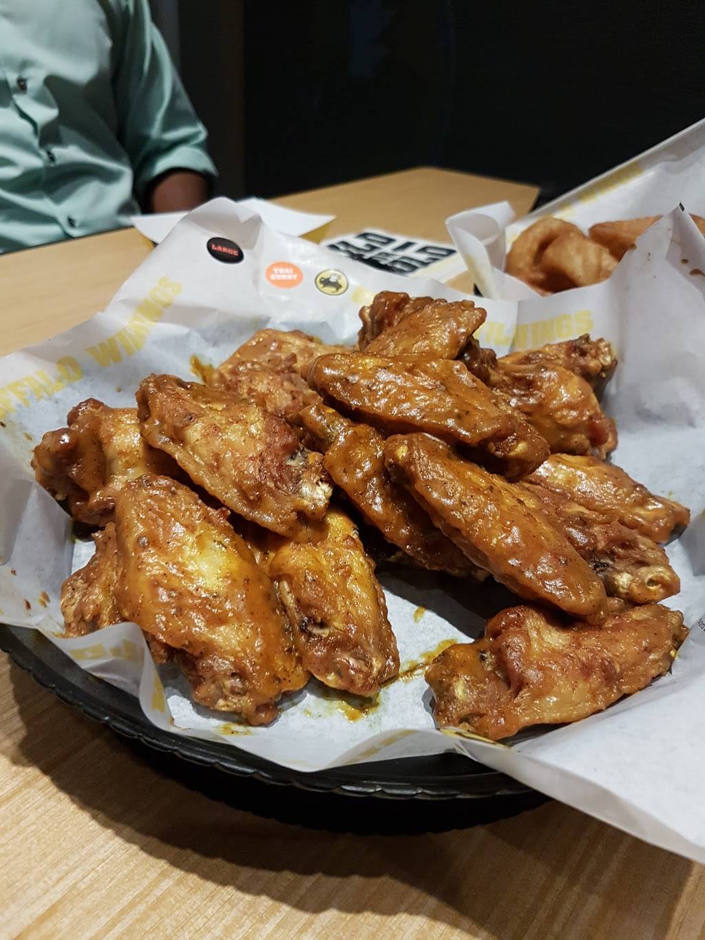 Buffalo Wild Wings | restaurant | 513 W Taylor St, Chicago, IL 60607, USA | 3125880554 OR +1 312-588-0554