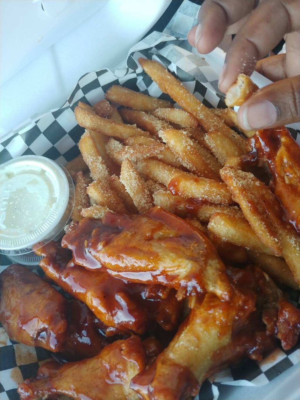 Smittys Wings & Things | restaurant | 946 N Yosemite St, Stockton, CA 95203, USA | 2092277479 OR +1 209-227-7479