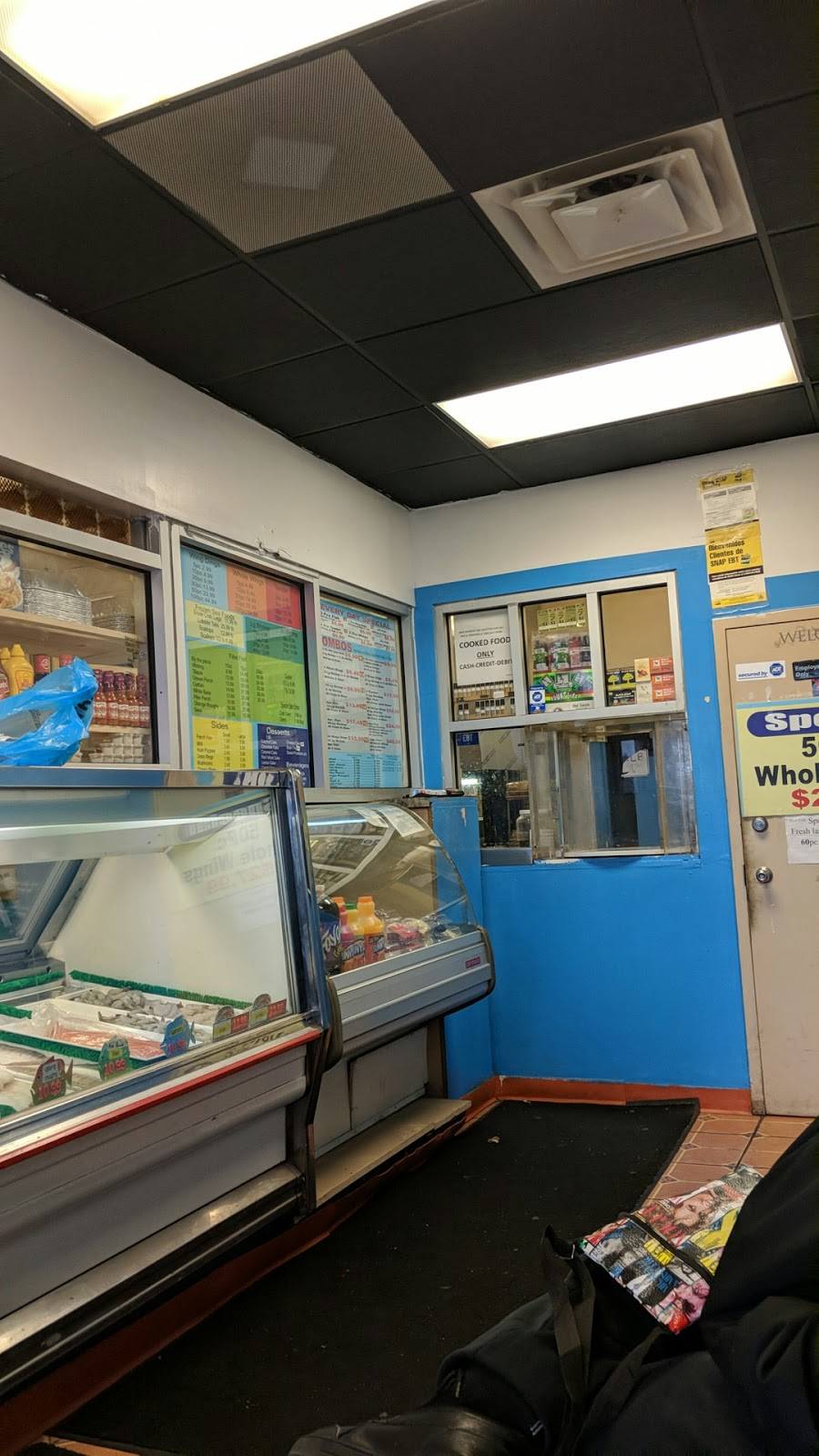 Blue Fish & Chicken | restaurant | 11611 Linwood St, Detroit, MI 48206, USA | 3138658215 OR +1 313-865-8215