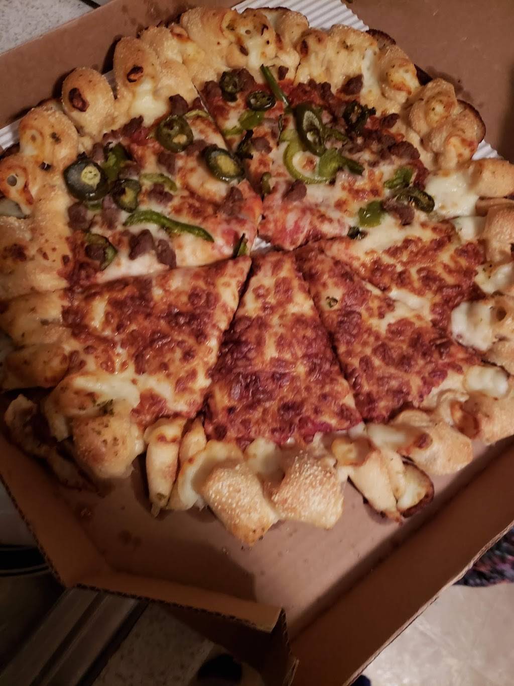 Pizza Hut | restaurant | 3555 S 27th St, Milwaukee, WI 53221, USA | 4143833633 OR +1 414-383-3633