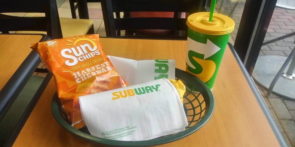 Subway Restaurants | restaurant | Georgetown Square Shopping Center, 10400 Old Georgetown Rd, Bethesda, MD 20814, USA | 3014934174 OR +1 301-493-4174