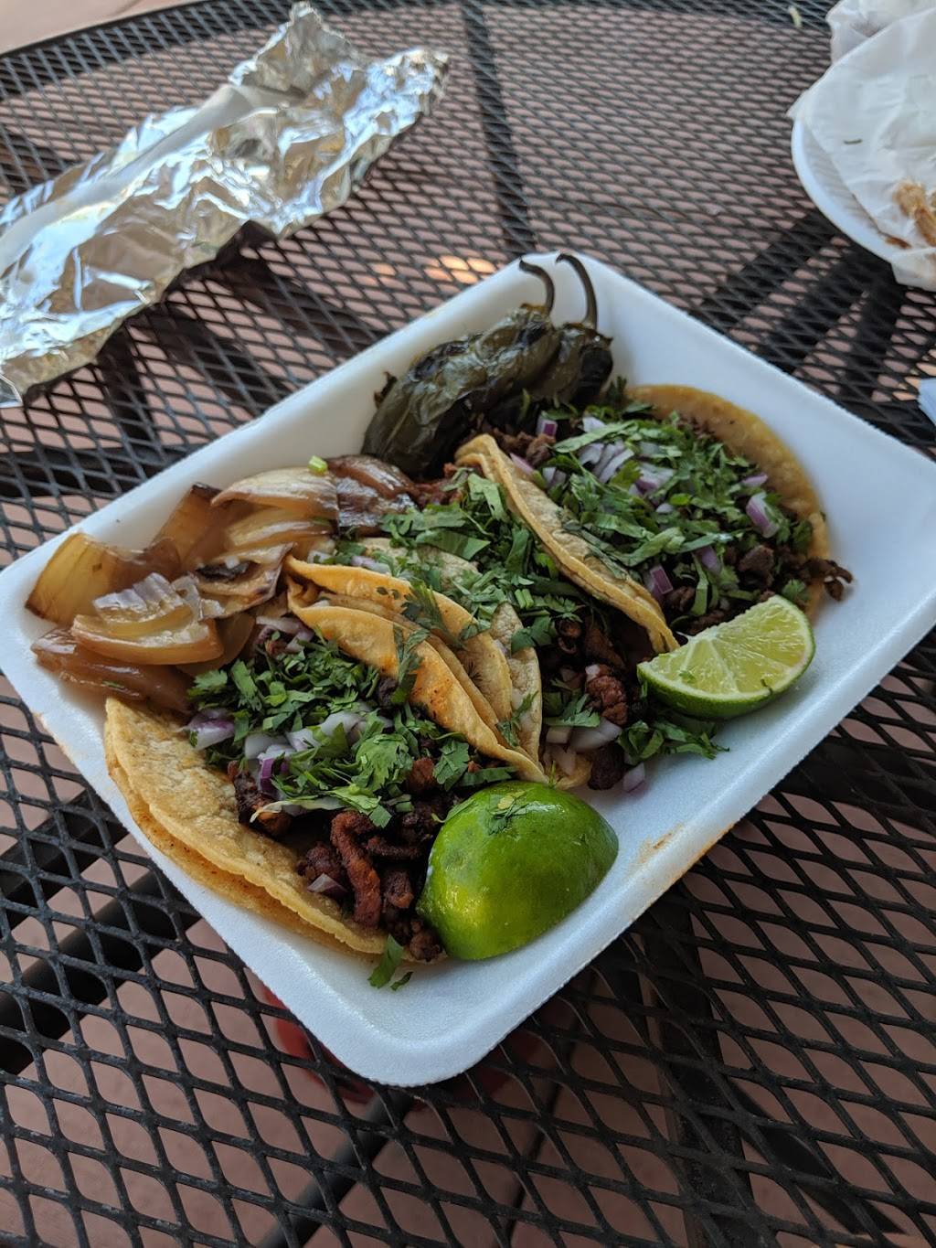 El Tapatio Taco Truck | restaurant | 2320 W Lincoln Ave, Milwaukee, WI 53215, USA | 4147795628 OR +1 414-779-5628