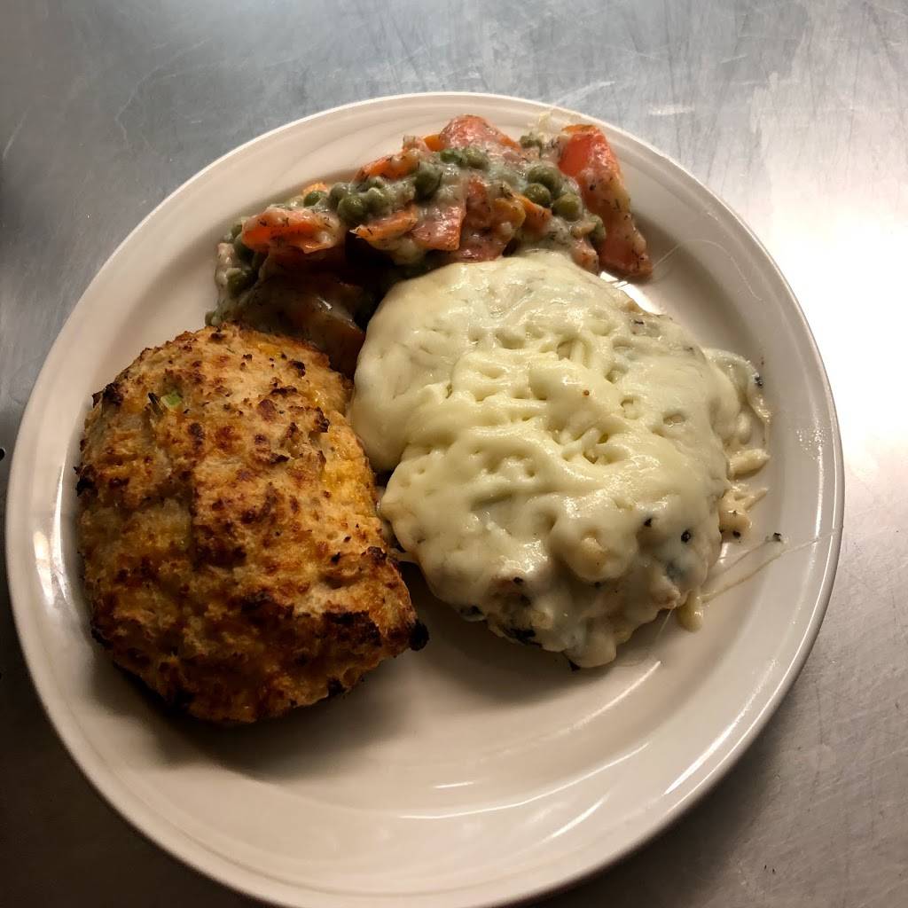 Huntergreen Inn & Pub | restaurant | 319 E Broad St, Raymond, IL 62560, USA | 2172293683 OR +1 217-229-3683