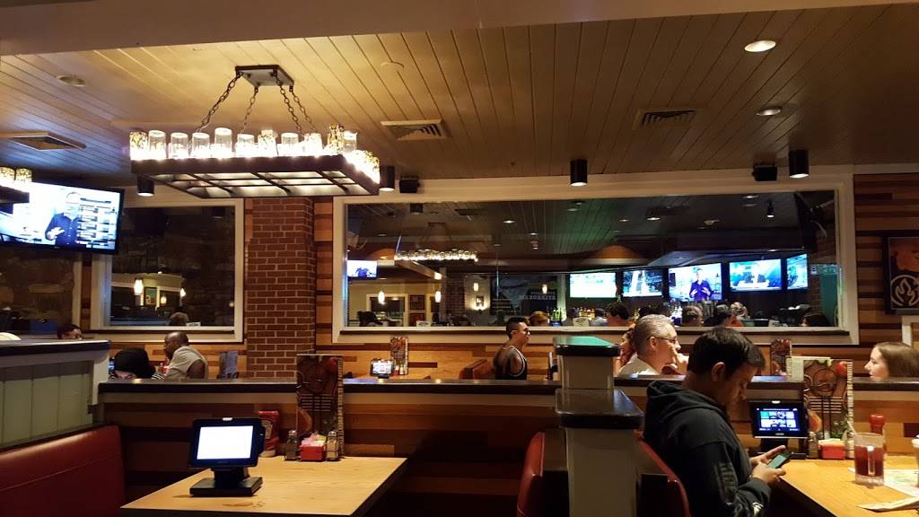 Chilis Grill & Bar | meal takeaway | 1205 Corporate Dr, Westbury, NY 11590, USA | 5162227001 OR +1 516-222-7001
