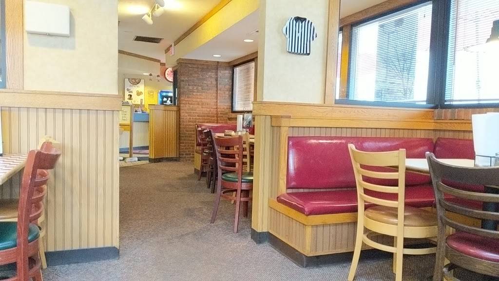 Pizza Hut | restaurant | 544 Water St, Chardon, OH 44024, USA | 4402854454 OR +1 440-285-4454