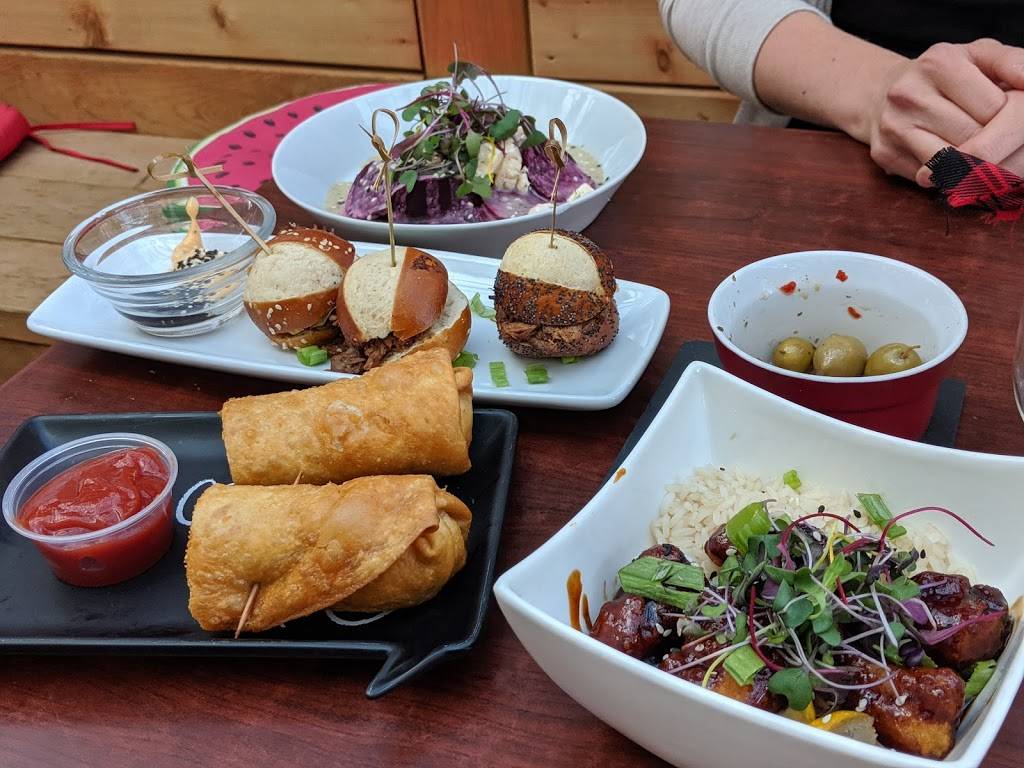 Pub Café La Maîtresse | restaurant | 144 Rue Champlain, Salaberry-de-Valleyfield, QC J6T 1X2, Canada | 4503711000 OR +1 450-371-1000