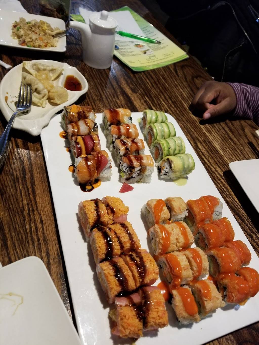 Sushi Republic | restaurant | 3365 Hillside Avenue, New Hyde Park, NY 11040, USA | 5167473377 OR +1 516-747-3377
