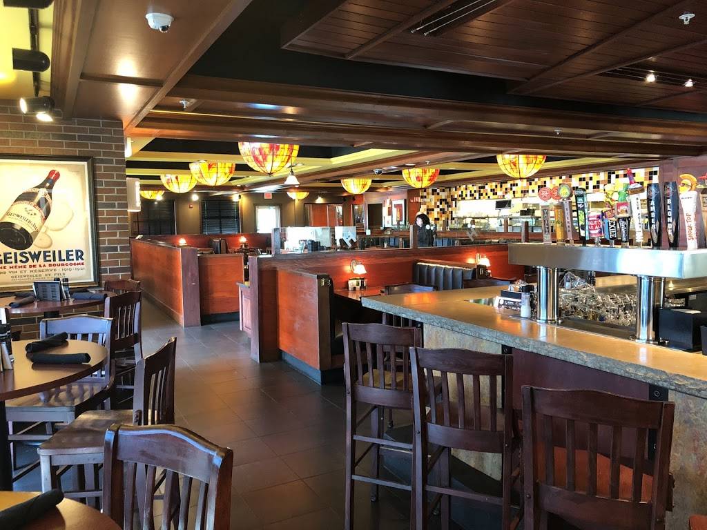 Houlihans | restaurant | Hilton Garden Inn, 1801 Greyhound Park Rd, Dubuque, IA 52001, USA | 5635855233 OR +1 563-585-5233