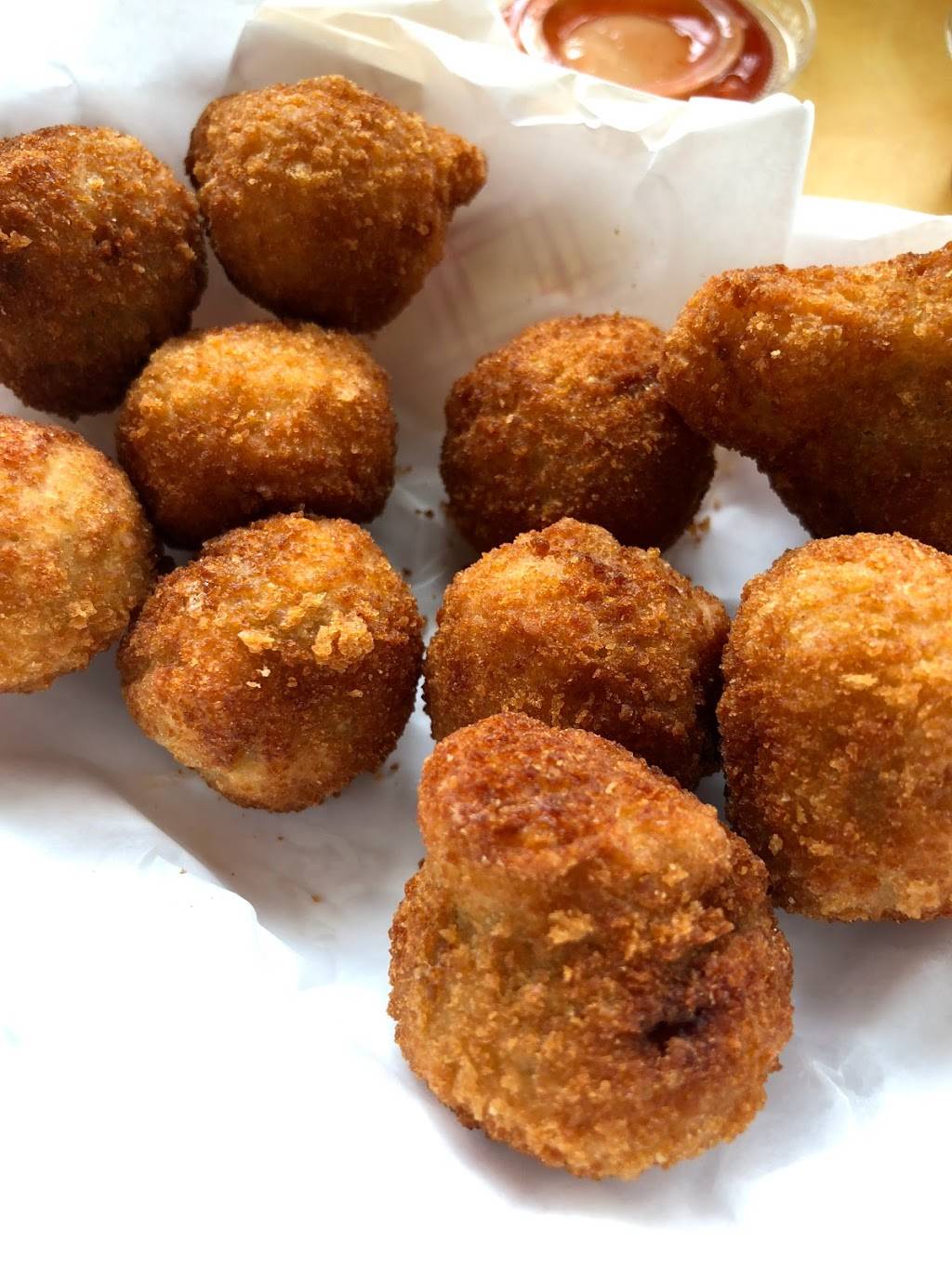 Sharks Fish & Chicken | restaurant | 250 E 35th St, Chicago, IL 60616, USA | 3122258700 OR +1 312-225-8700