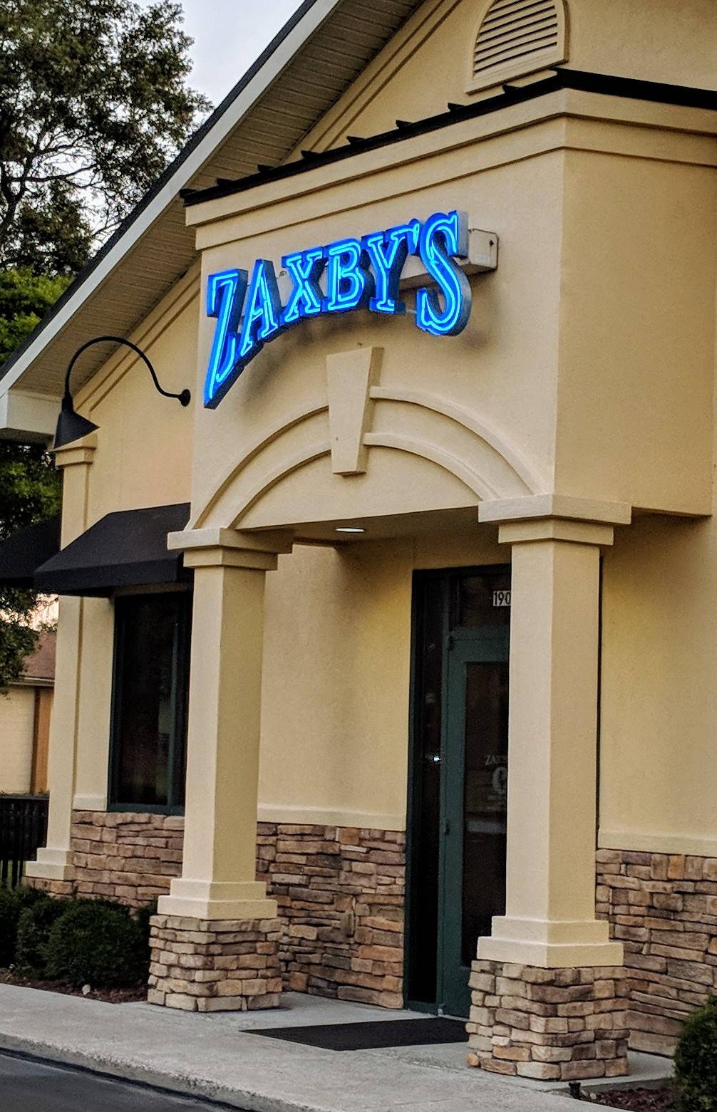 Zaxbys Chicken Fingers & Buffalo Wings | restaurant | 1905 S 14th St, Fernandina Beach, FL 32034, USA | 9042777171 OR +1 904-277-7171