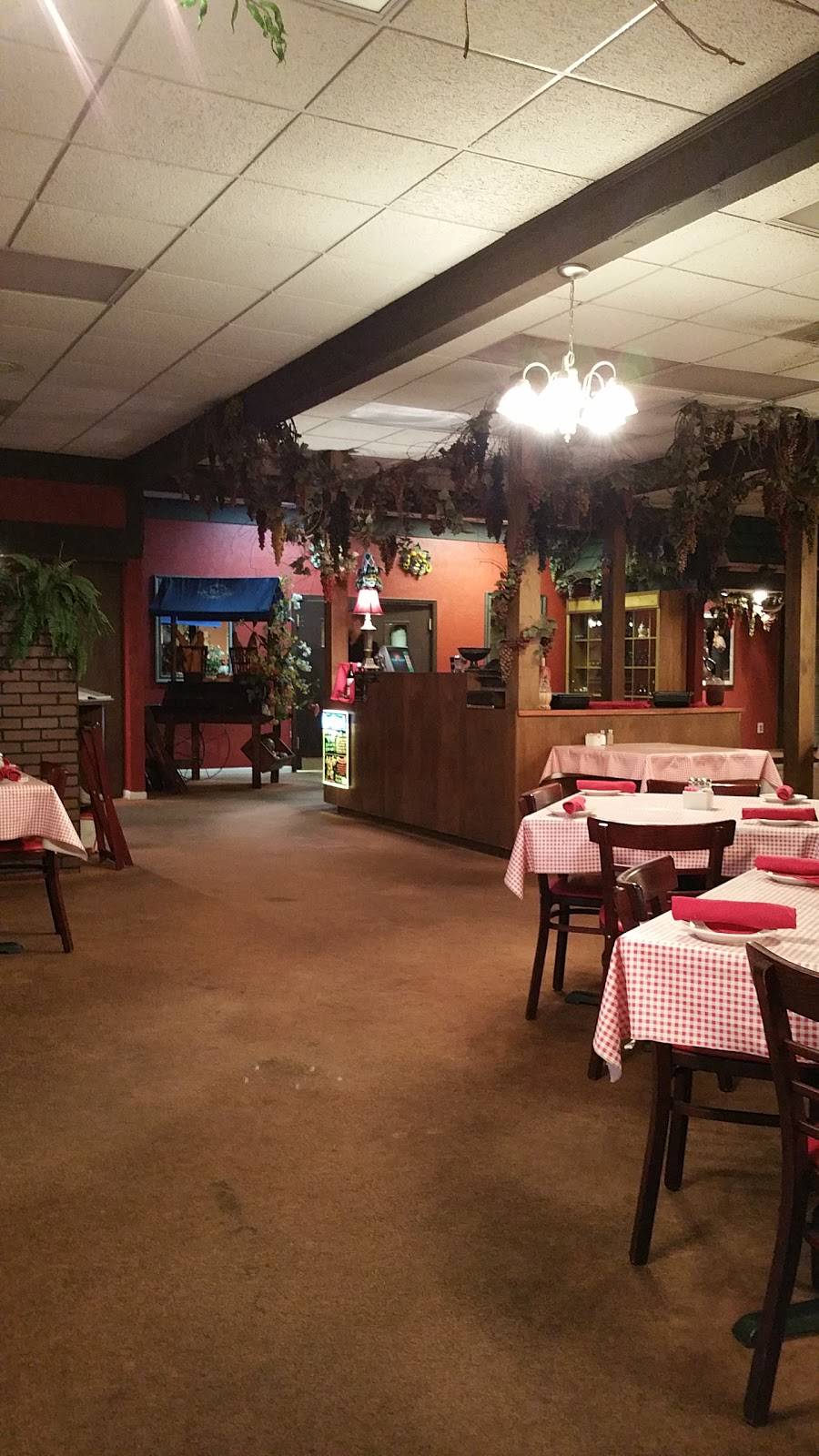 Colichias Italian Village | restaurant | 5601 E Parkway St, Groves, TX 77619, USA | 4099627711 OR +1 409-962-7711