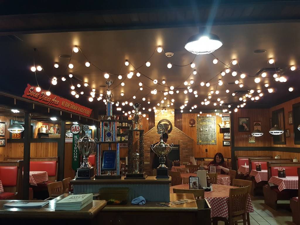 Famous Daves Bar-B-Que | restaurant | 3645 Vincennes Rd, Indianapolis, IN 46268, USA | 3178240200 OR +1 317-824-0200