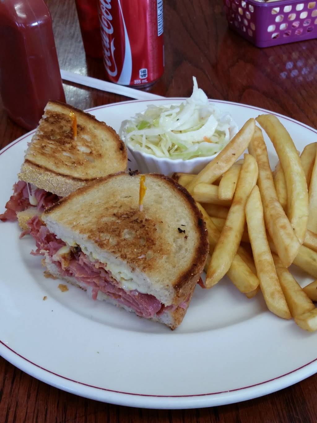 Johns Place | restaurant | 7450 Walker Rd, Oldcastle, ON N0R 1L0, Canada | 5197376773 OR +1 519-737-6773