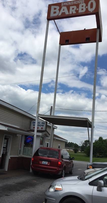 Smoke House Restaurant | restaurant | 906 Red Bud Ln, Fulton, KY 42041, USA | 2704722333 OR +1 270-472-2333