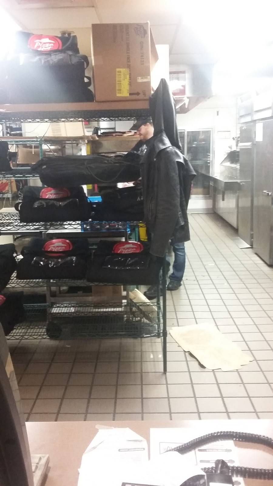 Pizza Hut | meal takeaway | 1808 University Ave, Green Bay, WI 54302, USA | 9204328844 OR +1 920-432-8844