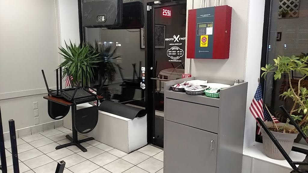 Tom’s Kitchen | restaurant | 1526 Smith St, North Providence, RI 02911, USA | 4013531416 OR +1 401-353-1416