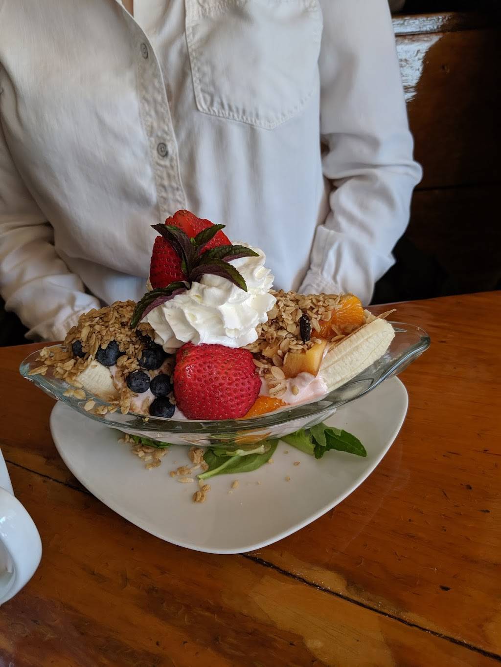 Waves Restaurant | restaurant | 43 Commercial St, Boothbay Harbor, ME 04538, USA | 2073156021 OR +1 207-315-6021