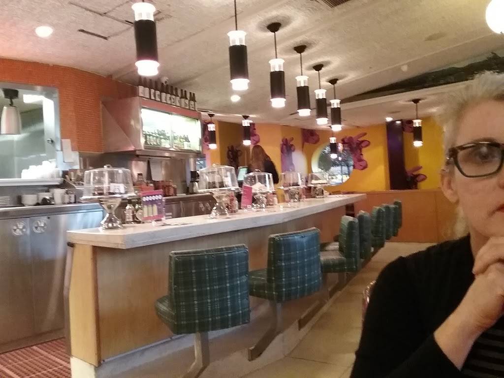 Swingers | restaurant | 802 Broadway, Santa Monica, CA 90401, USA | 3103939793 OR +1 310-393-9793